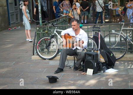 Paris, Frankreich, 7. Juli 2018: ein Mann mit einer Gitarre spielt Musik auf einer Straße in Paris und verkauft Cds mit seiner eigenen Musik. Stockfoto