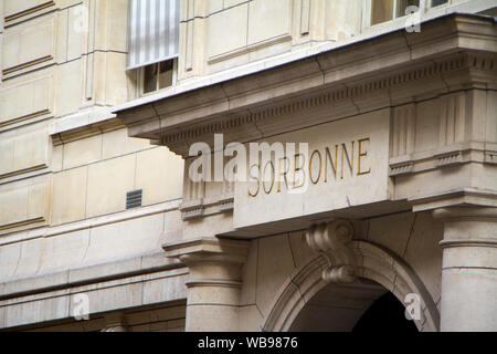 Paris, Frankreich, 7. Juli 2018: Close-up Beschriftung der Sorbonne über dem Eingang zur Bibliothek der Universität Sorbonne in Paris. Stockfoto
