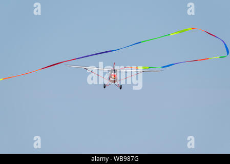 Statt der Beihilfen der BBC Kinder in der Nächstenliebe und der Kinder, die wenig Gransden Liebe Luft & Auto Show findet an der kleinen Grass airstrip auf den Betten/Cambridgeshire Grenze. Highlights waren Frech Aeronca Champ Flugzeug ribbon Kunstflug Stockfoto