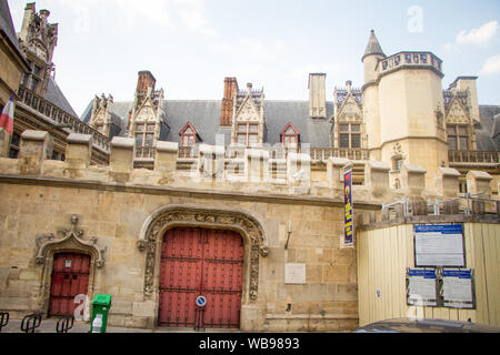 Paris, Frankreich, 7. Juli 2018: Ansicht des Musée de Cluny ein Wahrzeichen der Nationalen Museum für mittelalterliche Kunst und Mittelalter Geschichte im fünften Arro entfernt Stockfoto