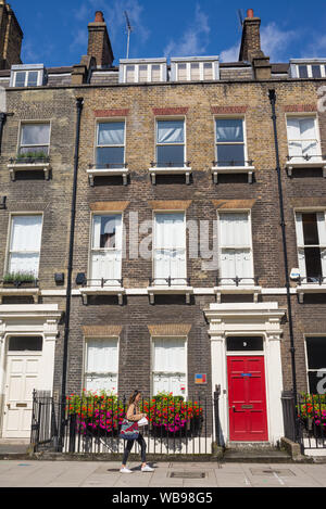 London, UK - August 2019: Luxus Immobilie Wohnhaus im Georgischen im britischen Stil mit farbigen Türen in der exklusiven Gegend von Bloomsbury, zentrale Lo Stockfoto