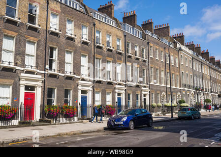 London, UK - August 2019: Lokale Straße mit Luxus Immobilien Häuser im georgischen britischen Stil in der exklusiven Gegend von Bloomsbury, zentrale Lo Stockfoto