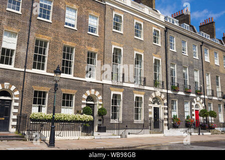 London, UK - August 2019: Lokale Straße mit Luxus Immobilien Häuser im georgischen britischen Stil im Zentrum von London. Stockfoto