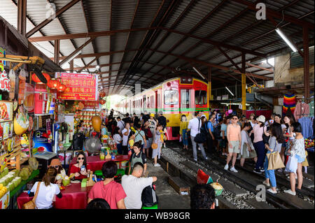 Masse der Touristen in Mae Klong Bahnhof Stockfoto