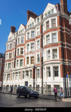 London, UK - August 2019: Luxus Wohnung Immobilie Häuser im viktorianischen britischen Stil in der exklusiven Gegend von Bloomsbury, London. Stockfoto