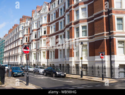 London, UK - August 2019: Lokale Straße mit Luxus Wohnung Eigentum Häuser im viktorianischen britischen Stil in der exklusiven Gegend von Blüten Stockfoto