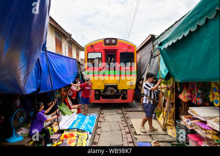 Maeklong Railway Markt oder Mae Klong Markt Stockfoto