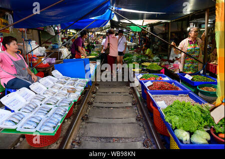 Markt auf den Gleisen der Mae Klong Stockfoto