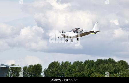 Evektor EV-97 Eurostar' G-HMCF' durch die RAF Microlight Flying Association Landung an RAF Fairford für die 2019 Royal International Air Tattoo Betrieben Stockfoto