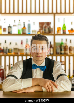 Barkeeper in Dom bar in Minsk, Belarus. Stockfoto