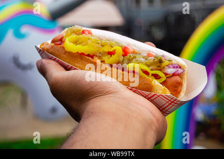 Amerikanische 100% Rind Hot Dog mit Belag Stockfoto