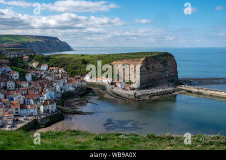 Panoramablick auf Staithes, Stadt der Captain Cook, vom Penny Nab, North Yorkshire, UK. Stockfoto