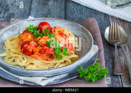 Chili Crab und Cherry Tomaten linguine Pasta Stockfoto