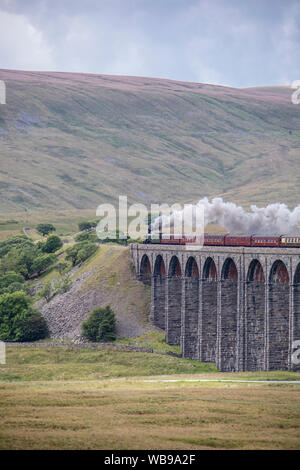 Der Flying Scotsman Überquerung des Ribblehead Viadukt oder Batty Moss Viadukt über die Settle - Carlisle Railway, North Yorkshire, England, Großbritannien Stockfoto