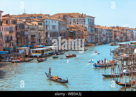 Venedig, Italien, 25. Mai 2019: Gondeln am Canale Grande in Italien Stockfoto