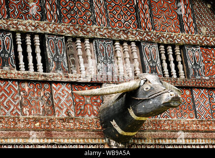 Traditionelle fegen und kunstvoll bemalten Häuser mit Boot-förmige Dächer in Tana Toraja. Tongkonan Haus auf der Palawa Dorf. Indonesien Stockfoto