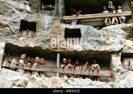 Tana Toraja - Londa, ist eine sehr umfangreiche Beerdigung Höhle am Fuße des einer massiven Felswand. Der Eingang zur Höhle wird von einem Balkon der Tau Tau bewacht. Stockfoto