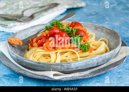 Chili Crab und Cherry Tomaten linguine Pasta Stockfoto