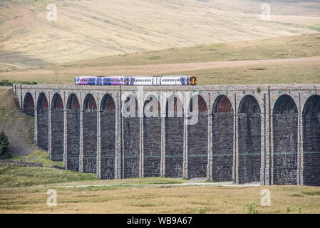 Personenzug der Ribblehead Viadukt oder Batty Moss Viadukt Überfahrt auf dem Vereinbaren - Carlisle Railway, North Yorkshire, England, Großbritannien Stockfoto