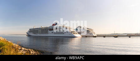 Kreuzfahrtschiff MS Europa 2 Der Hapag-Lloyd Kreuzfahrten Flotte und andere Schiffe, die im Hafen von Tallinn in Estland Vanasadam angedockt Stockfoto