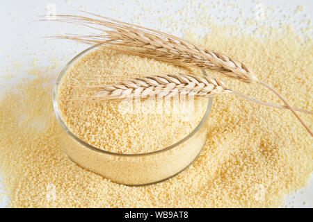 Couscous in eine Glasschüssel Stockfoto
