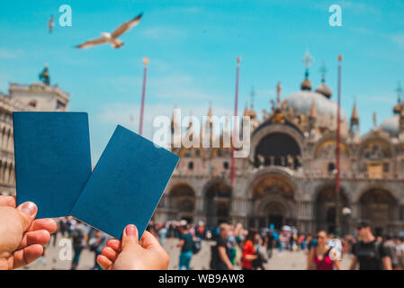 Hand, die Pässe travel concept Bewegungsfreiheit Stockfoto