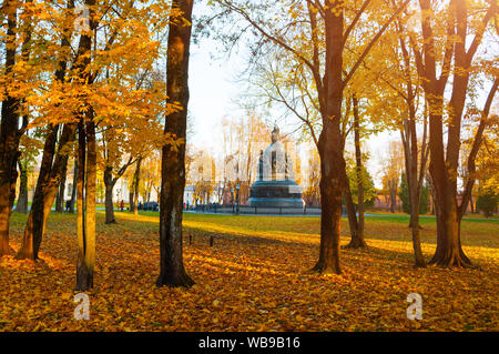 In Weliki Nowgorod, Russland - 17. Oktober 2018. Die bronzene Denkmal Millennium von Russland im Herbst Sonnenuntergang und Menschen zu Fuß im Herbst Park in Weliki Stockfoto