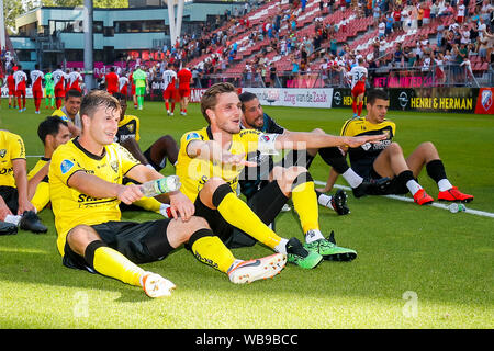 Utrecht, Niederlande. 25 Aug, 2019. UTRECHT, FC Utrecht VVV Venlo, 25-08-2019, Fußball, niederländischen Eredivisie, Saison 2019-2020, Stadion de Galgenwaard, VVV Spieler feiern nach dem Spiel des FC Utrecht - VVV-Venlo VVV Venlo Richard Neudecker (L), VVV Venlo Spieler Nils Roseler (M) Credit: Pro Schüsse/Alamy leben Nachrichten Stockfoto