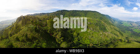 Antenne: Toba-See und die Insel Samosir Blick von oben Sumatra Indonesien. Riesige vulkanische Caldera von Wasser bedeckt, traditionelle Batak Dörfer, grüne Reis Stockfoto