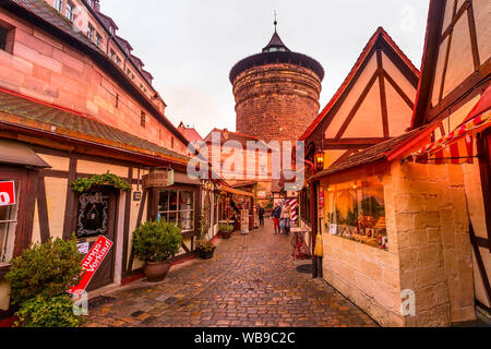 Nürnberg, Deutschland - 24. Dezember 2016: Weihnachtsmarkt Blick auf die Straße mit Menschen in Bayern Stockfoto