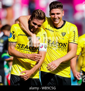 Utrecht, Niederlande. 25 Aug, 2019. UTRECHT, FC Utrecht VVV Venlo, 25-08-2019, Fußball, niederländischen Eredivisie, Saison 2019-2020, Stadion de Galgenwaard, VVV Venlo Spieler Nils Roseler (L) und VVV Venlo Spieler Danny Post (R) nach dem Match FC Utrecht VVV Venlo Credit: Pro Schüsse/Alamy leben Nachrichten Stockfoto
