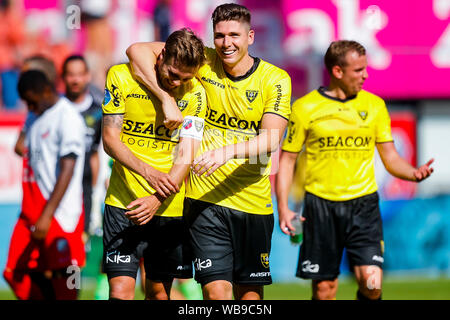Utrecht, Niederlande. 25 Aug, 2019. UTRECHT, FC Utrecht VVV Venlo, 25-08-2019, Fußball, niederländischen Eredivisie, Saison 2019-2020, Stadion de Galgenwaard, VVV Venlo Spieler Nils Roseler (L) und VVV Venlo Spieler Danny Post (M) nach dem Match FC Utrecht VVV Venlo Credit: Pro Schüsse/Alamy leben Nachrichten Stockfoto