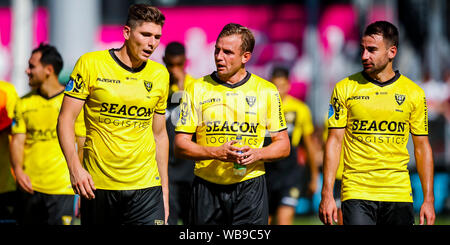 Utrecht, Niederlande. 25 Aug, 2019. UTRECHT, FC Utrecht VVV Venlo, 25-08-2019, Fußball, niederländischen Eredivisie, Saison 2019-2020, Stadion de Galgenwaard, VVV Venlo Spieler Danny Post (L), VVV Venlo player Lee Cattermole (M) und VVV Venlo player Roel Janssen (R) nach dem Match FC Utrecht VVV Venlo Credit: Pro Schüsse/Alamy leben Nachrichten Stockfoto