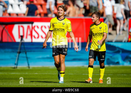 Utrecht, Niederlande. 25 Aug, 2019. UTRECHT, FC Utrecht VVV Venlo, 25-08-2019, Fußball, niederländischen Eredivisie, Saison 2019-2020, Stadion de Galgenwaard, matchwinner VVV Venlo player Evert Linthorst (L) und VVV Venlo Richard Neudecker (R) nach dem Match FC Utrecht VVV Venlo Credit: Pro Schüsse/Alamy leben Nachrichten Stockfoto