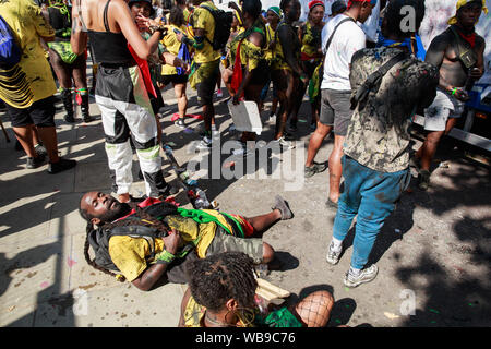 Ladbroke Grove, London, Großbritannien, 25. August 2019, Karneval Darsteller und Besucher, Menschen und Karneval Darsteller genießen das warme Wetter am Notting Hill C Stockfoto