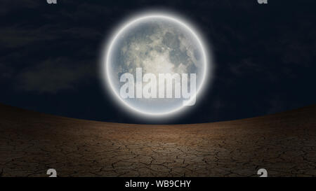 Surrealismus. Vollmond über trockenen Land. Stockfoto