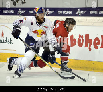 August 24, 2019, Kitzbühel, Deutschland: von links Andrew BODNARRCHUK (Muenchen/CAN), Frederik STURM (Malmö/DK). final Eishockey Turnier Red Bulls Salute 2019. Red Bull München vs Rote Falken Malmö,.Aug 24,2019, Sportspark Kasperbruecke, Kitzbühel, Österreich, .4 europäische Eishockey Top Teams am Turnier Red Bulls Salute 2019 - Red Bull Salzburg, Red Bull Muenchen, Rote Falken Malmoe aus Schweden und das Team der IHK-Helsinki, (Credit Bild: © Wolfgang Fehrmann/ZUMA Draht) Stockfoto