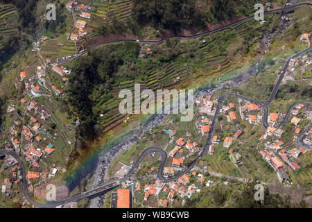 Regenbogen über Tal der Nonnen, Curral das Freiras auf der Insel Madeira, Portugal Stockfoto