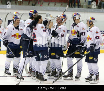 August 24, 2019, Kitzbühel, Deutschland: in der Mitte Patrick Hager (München) und Justin SCHUETZ (München) mit der Schale nach dem Sieg wurde. Die endgültigen Eishockey Turnier Red Bulls Salute 2019. Red Bull München vs Rote Falken Malmö,.Aug 24,2019, Sportspark Kasperbruecke, Kitzbühel, Österreich, .4 europäische Eishockey Top Teams am Turnier Red Bulls Salute 2019 - Red Bull Salzburg, Red Bull Muenchen, Rote Falken Malmoe aus Schweden und das Team der IHK-Helsinki, (Credit Bild: © Wolfgang Fehrmann/ZUMA Draht) Stockfoto