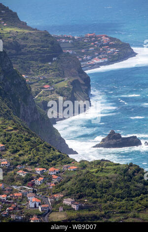 Arco De São Jorge auf Nordküste Madeiras gesehen vom Miradouro Beira da Quinta, Madeira, Portugal. Stockfoto