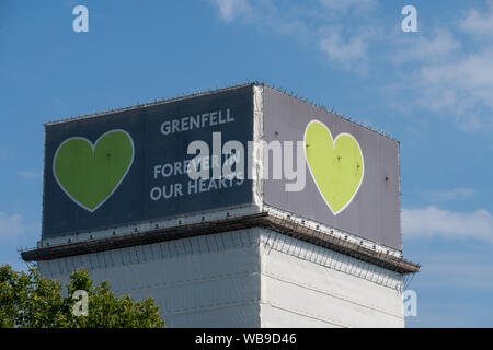 London/Großbritannien - 25. August 2019: Für immer in unseren Herzen support Banner auf der Grenfell Turm Stockfoto