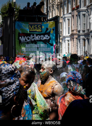 London/Großbritannien - 25. August 2019: Die Leute, die am ersten Tag in Notting Hill Carnival 2019 Stockfoto