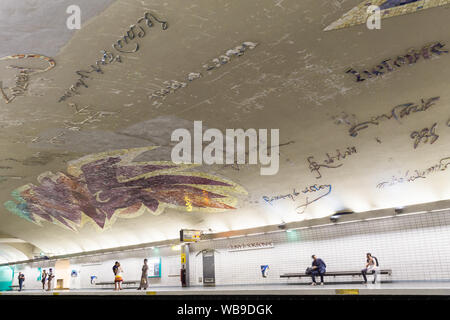 Pariser Metro Station - Pariser warten auf die U-Bahn Linie Nr. 10 in Cluny La Sorbonne entfernt. Frankreich, Europa. Stockfoto