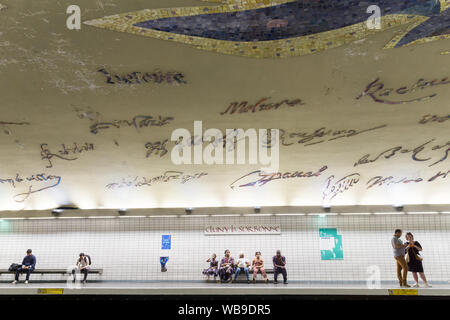 Pariser Metro Station - Pariser warten auf die U-Bahn Linie Nr. 10 in Cluny La Sorbonne entfernt. Frankreich, Europa. Stockfoto