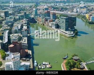 Luftaufnahme von Düsseldorf in Deutschland aus dem Rheinturm am Medienhafen gesehen Stockfoto