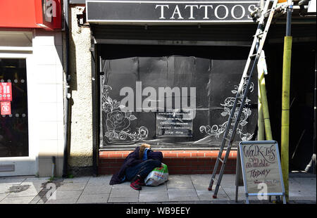 Obdachlosigkeit. Eine Personen-ID unbekannt wird dargestellt, schlafen in den Backen Nachmittag Sonne, 24/08/19 in Cardiff, Großbritannien. Caroline St, Cardiff. Stockfoto