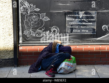 Obdachlosigkeit. Eine Personen-ID unbekannt wird dargestellt, schlafen in den Backen Nachmittag Sonne, 24/08/19 in Cardiff, Großbritannien. Caroline St, Cardiff. Stockfoto