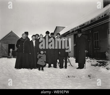 American Family Portrait im Winter Land einstellen, ca. Ende 1890 oder Anfang 1900. Von den ursprünglichen 3 x 4 Zoll Glasplatte Negative scannen. Stockfoto