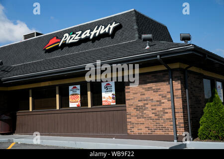 Ein logo Zeichen außerhalb der ein Pizza Hut Restaurant Lage in Pennsylvania Breezewood, am 8. August 2019. Stockfoto