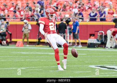 24.August 2019: Während der pregame Warm-ups Börsenspekulant Dustin Colquitt (2) der Kansas City Chiefs Praktiken seine Punts in der Woche 3 preseason Spiel, wo die San Francisco 49ers besuchten die Kansas City Chiefs in Arrowhead Stadium in Kansas City, MO Richard Ulreich/CSM Stockfoto